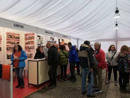 Interior de la carpa de la plaza del Ayuntamiento donde se sitúan los expositores de las ONG&#039;s