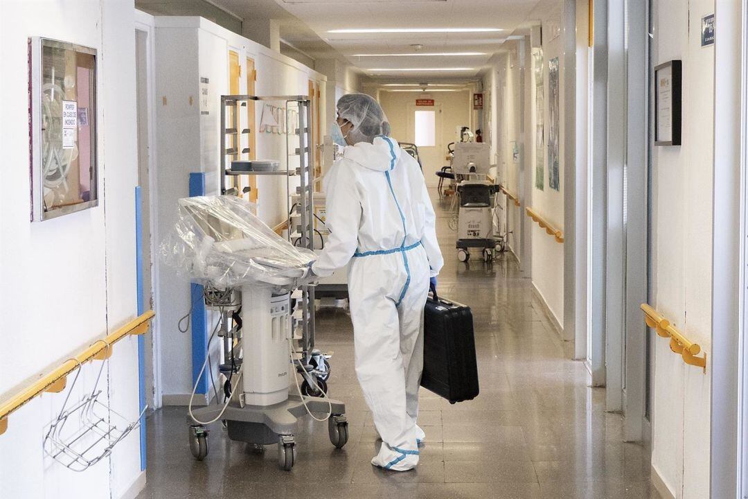 Trabajador sanitario en el hospital de Guadalajara.