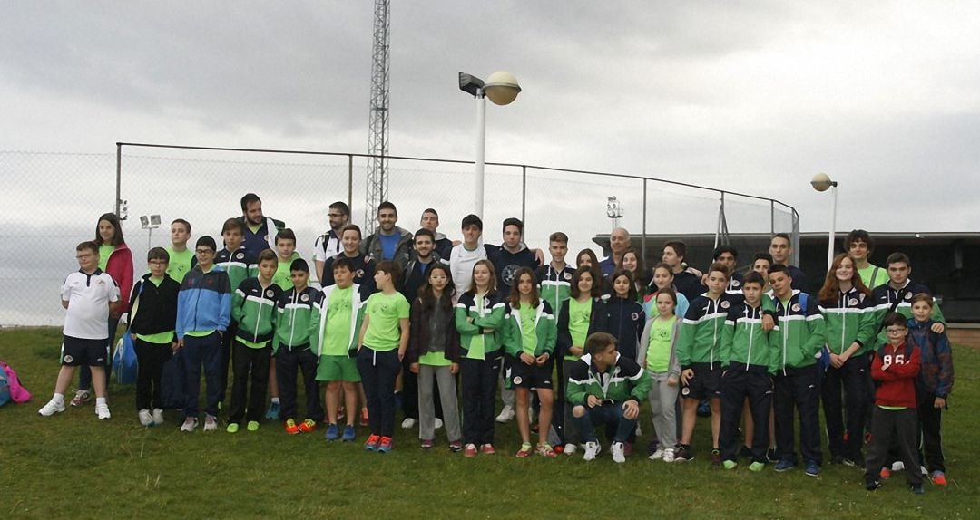 Foto de familia de parte de los integrantes del Club Natación Jaén.