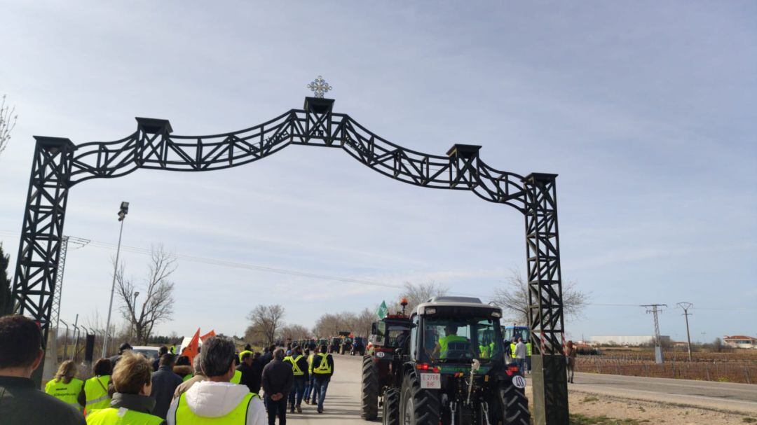 Agricultores manifestándose con sus tractores a la altura del Santuario de Pinilla de Tomelloso