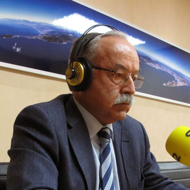 Manuel Morón durante una conexión con Radio Algeciras.