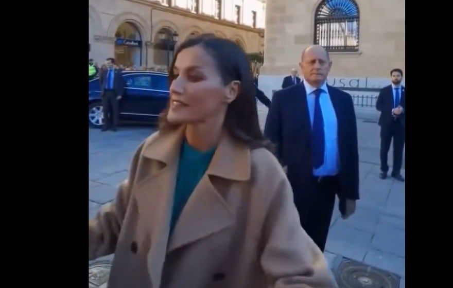 La reina Letizia saluda a los que aguardan su llegada.