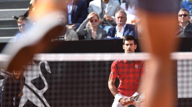 El tenista serbio Novak Djokovic, durante el partido de cuartos de final del Masters 1.000 de Roma disputado ante al español Rafael Nadal en el Foro Itálico de Roma