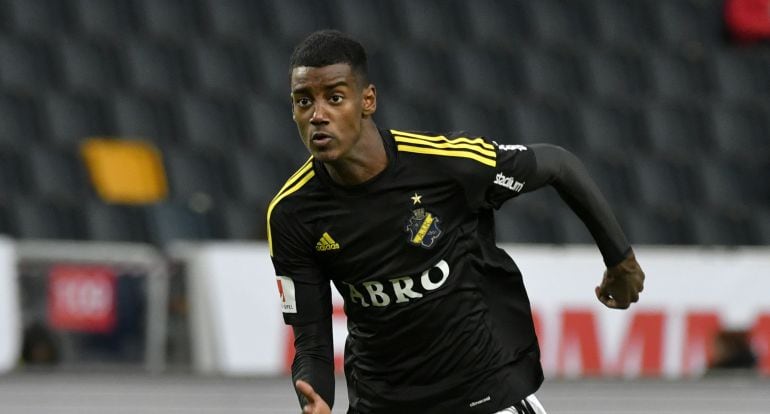 Alexander Isak, durante un partido con el AIK