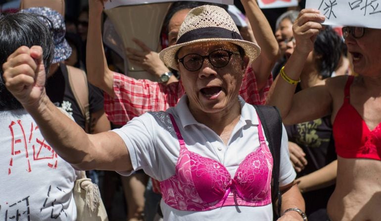 Activistas portan sujetadores en su marcha por las calles de Hong Kong. 