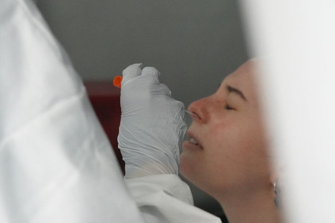 Trabajadores sanitarios realizan test de Covid-19 en la zona habilitada en el Hospital de Basurto en Bilbao, en una imagen de archivo