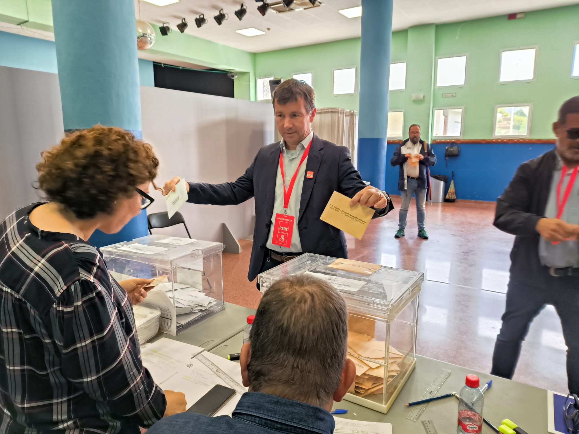 Juan Algado en el momento de depositar su voto