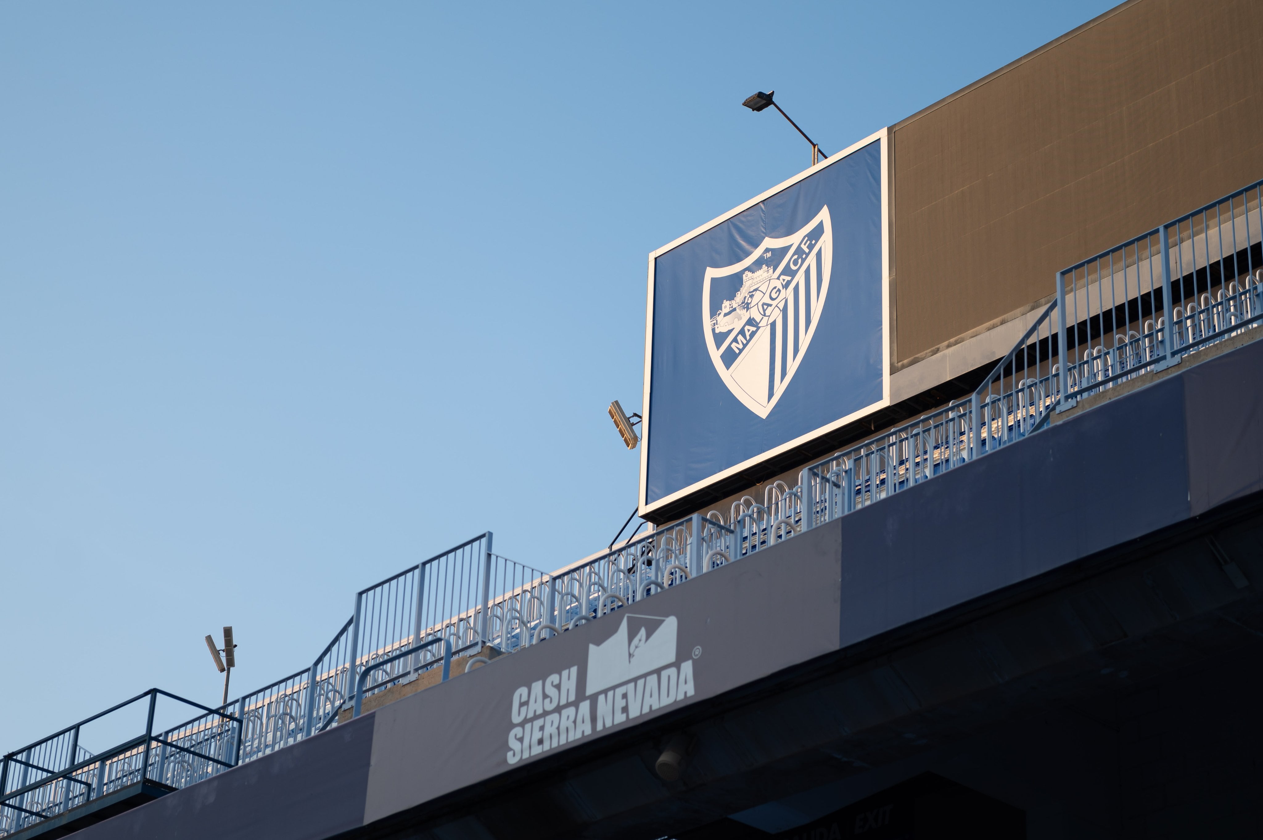 El Málaga y la Policía buscan al aficionado que apuntó con un láser a un jugador del Zaragoza y al colegiado del partido