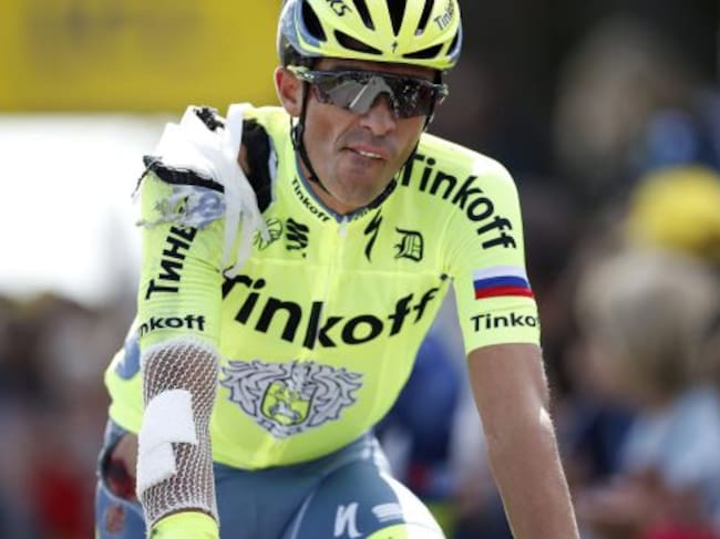 Alberto Contador cruza la meta en la primera etapa, en la que sufrió una aparatosa caída.