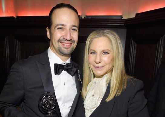 El triunfador de la noche, Lin-Manuel Miranda, junto a Barbra Streisand en la fiesta de celebración tras la ceremonia