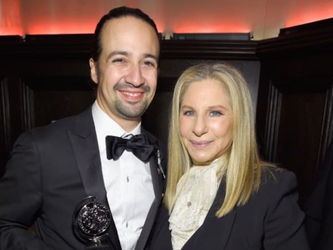 El triunfador de la noche, Lin-Manuel Miranda, junto a Barbra Streisand en la fiesta de celebración tras la ceremonia