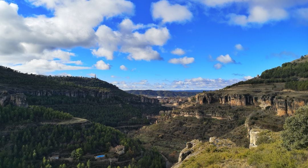 La senda recorre la hoz del Huécar de Cuenca.