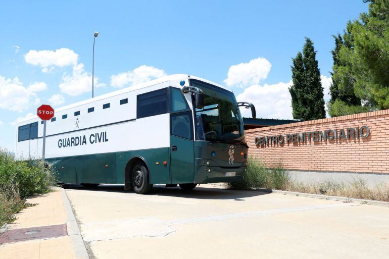 Furgón policial que traslada al exvicepresidente catalán Oriol Junqueras, el exconseller Raül Romeva, el expresidente de la Asamblea Nacional Catalana (ANC) Jordi Sànchez y el presidente de Òmnium Cultural, Jordi Cuixart, a su llegada al centro penitenciario de Zuera (Zaragoza) procedente de Madrid. 