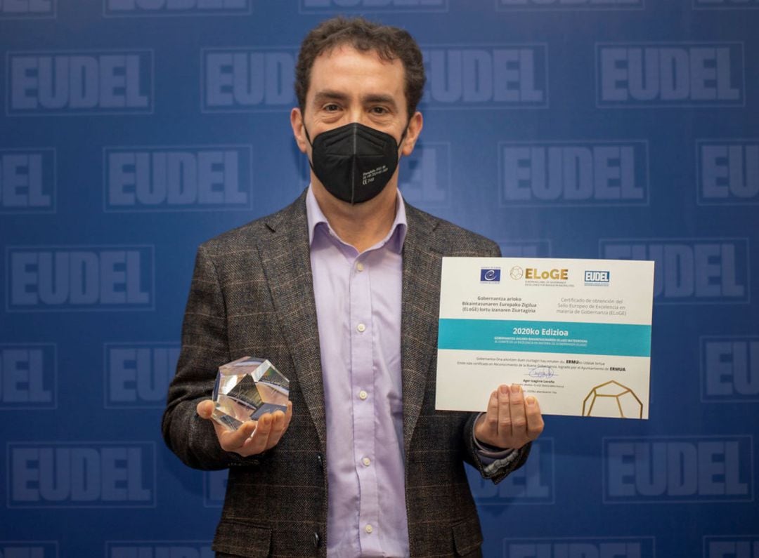 Juan Carlos Abascal, alcalde de Ermua, tras recibir la figura y el certificado del sello obtenido