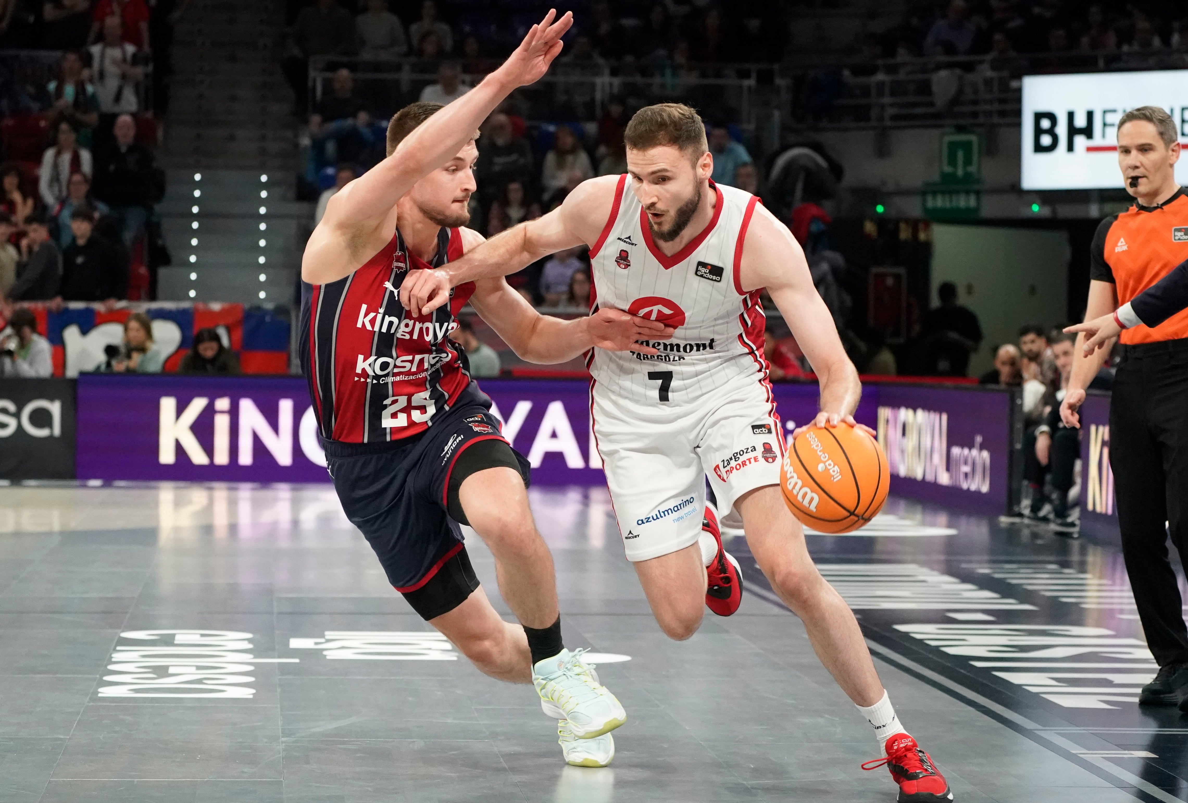 VITORIA, 01/04/2026.- El alero de Casademont Zaragoza Miguel González (d) intenta superar al francés Clément Frisch, de Baskonia, durante el encuentro correspondiente a la fase regular de la Liga Endesa que disputan este miércoles en el pabellón Buesa Arena de Vitoria. EFE / Lino González.