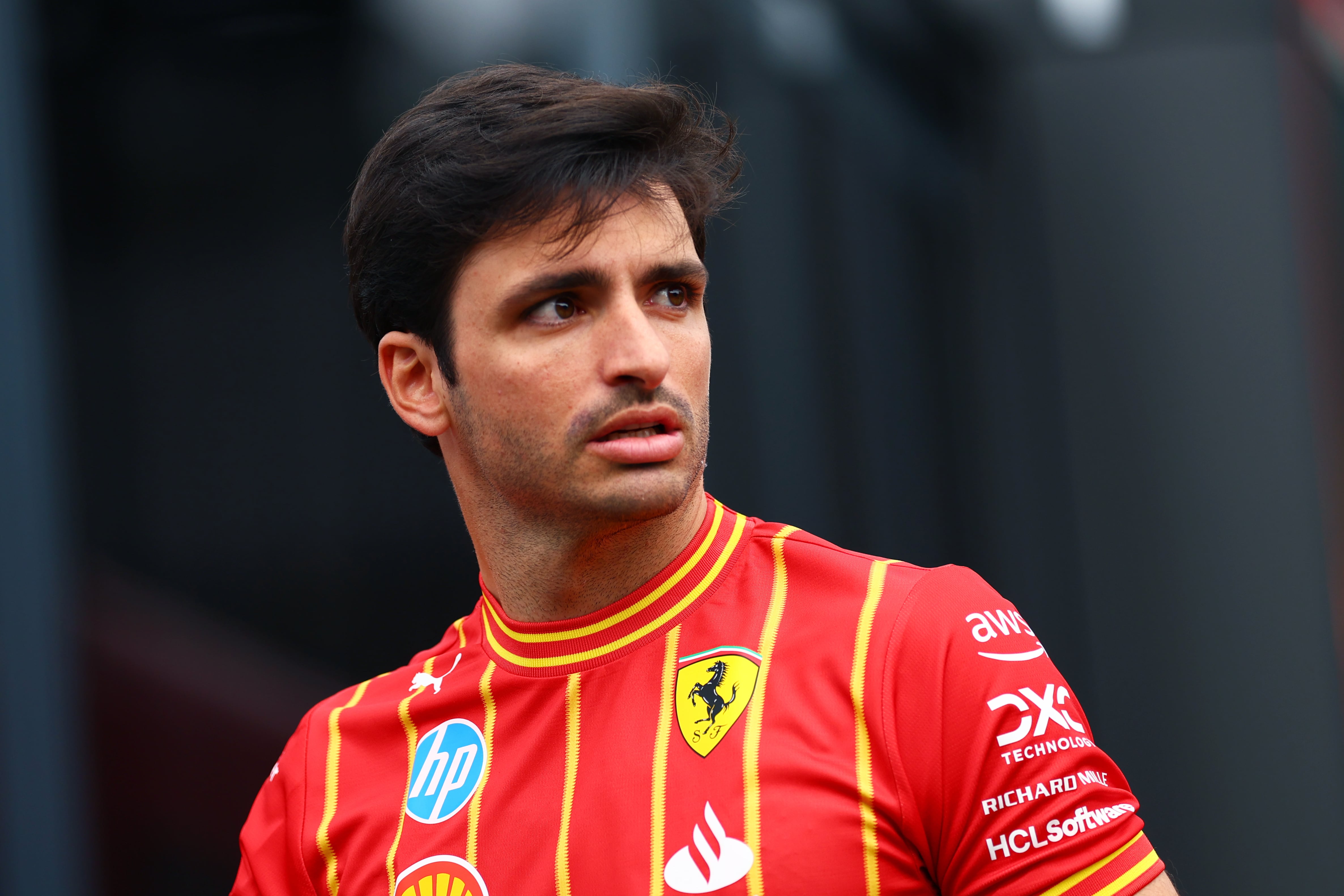 Carlos Sainz pasea por el paddock antes del Gran Premio de Austria en el circuito de Red Bull Ring