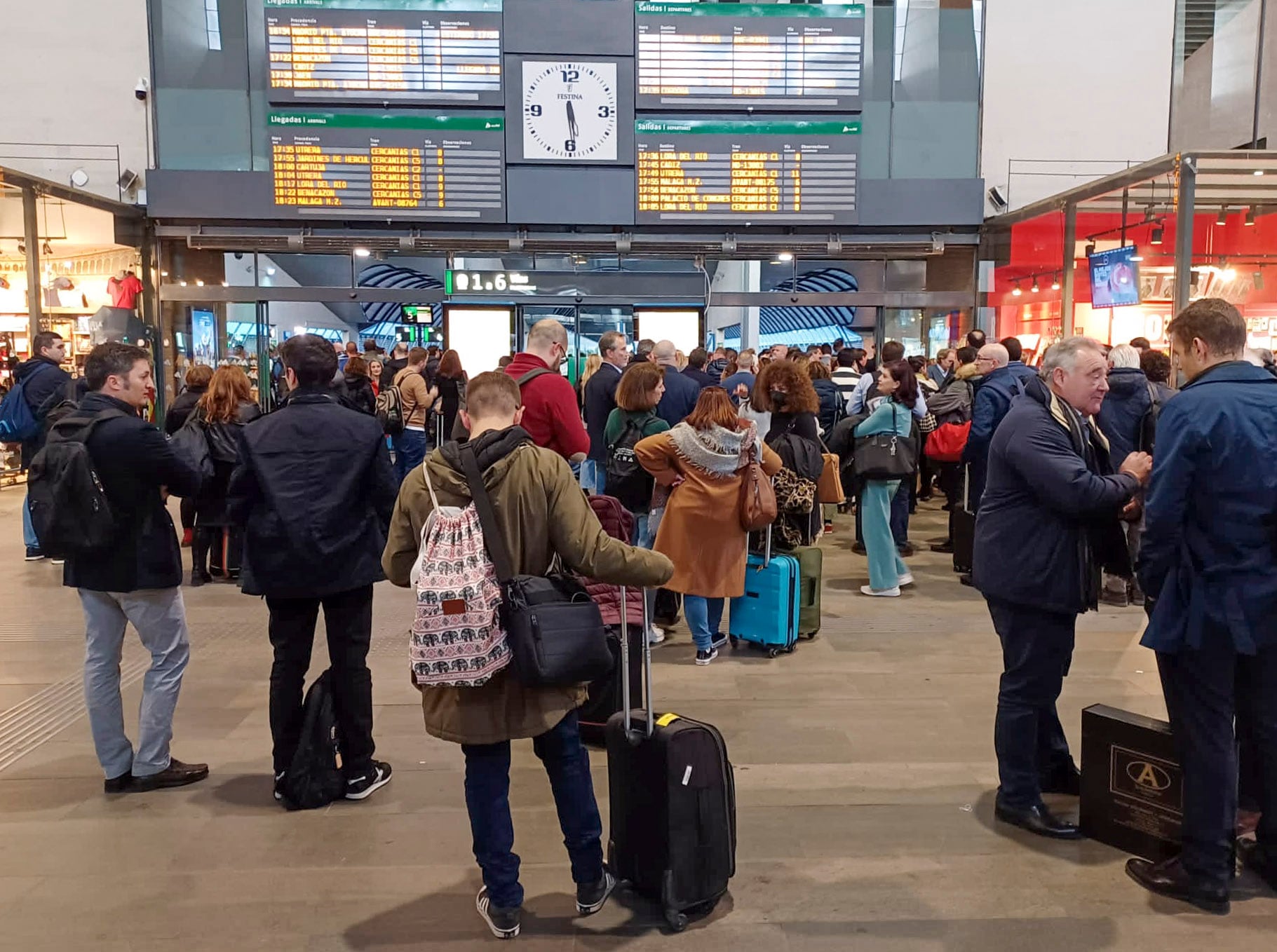 Los pasajeros esperando en la estación de Santa Justa, en Sevilla