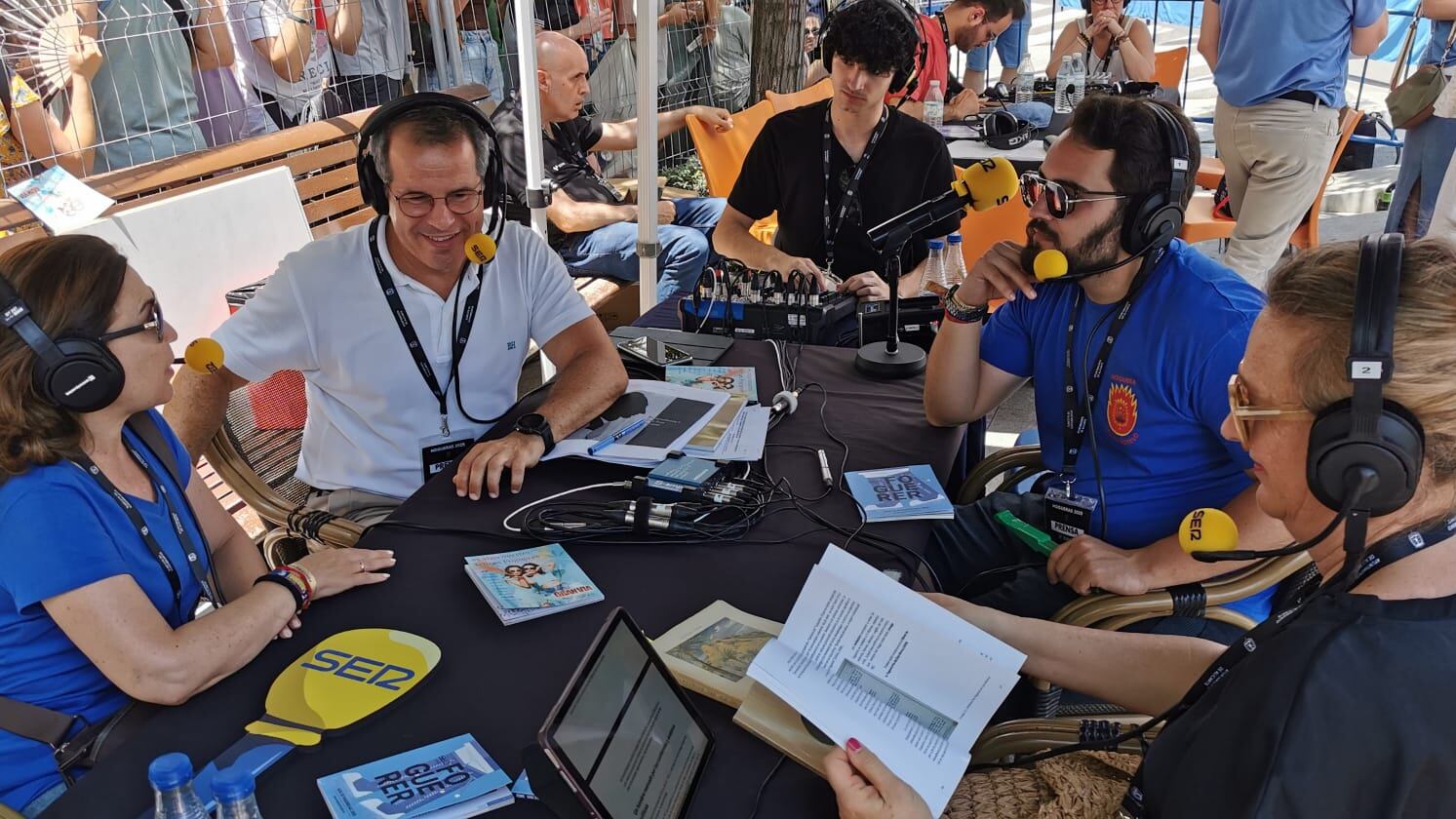 Chary Palomar, Alejandro Martínez y Victoria Tur en Radio Alicante desde la Plaza de los Luceros