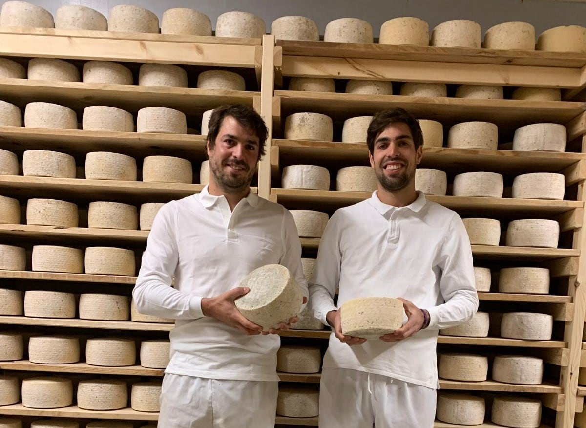 Pablo Cuesta y su hermano, al frente de Quesos LaVega