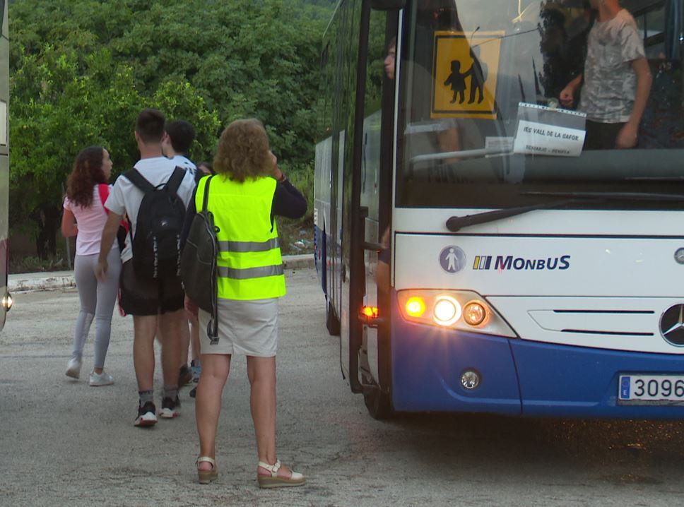 Uno de los autobuses que ha transportado a alumnado al IES Vall de La Safor de Villalonga esta mañana.