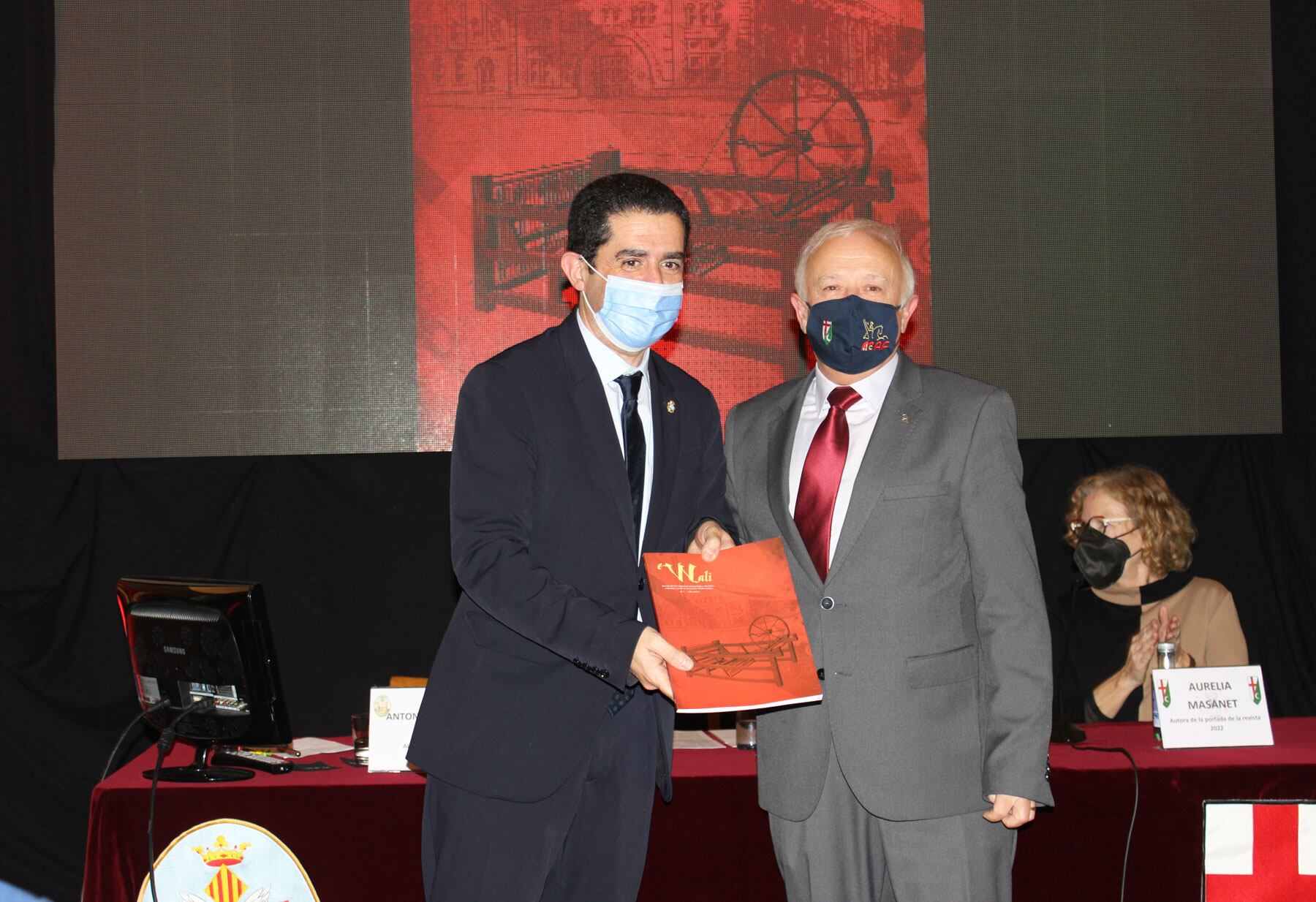 El presidente de la Asociación de San Jorge entrega el primer ejemplar de eWali al alcalde de Alcoy