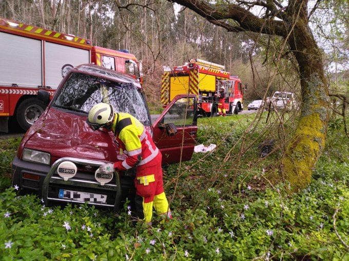 Equipos del 112 de Cantabria dan la vuelta al coche volcado en Liendo