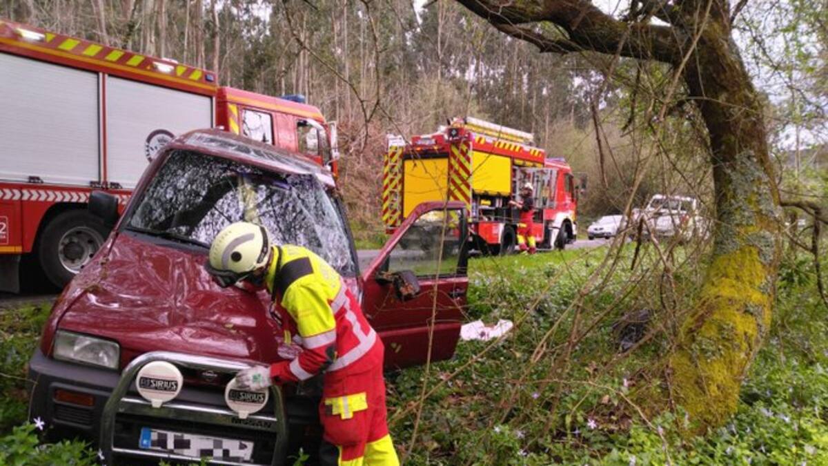 Vuelca tras salirse de la vía en Liendo y abandona el vehículo tras el accidente