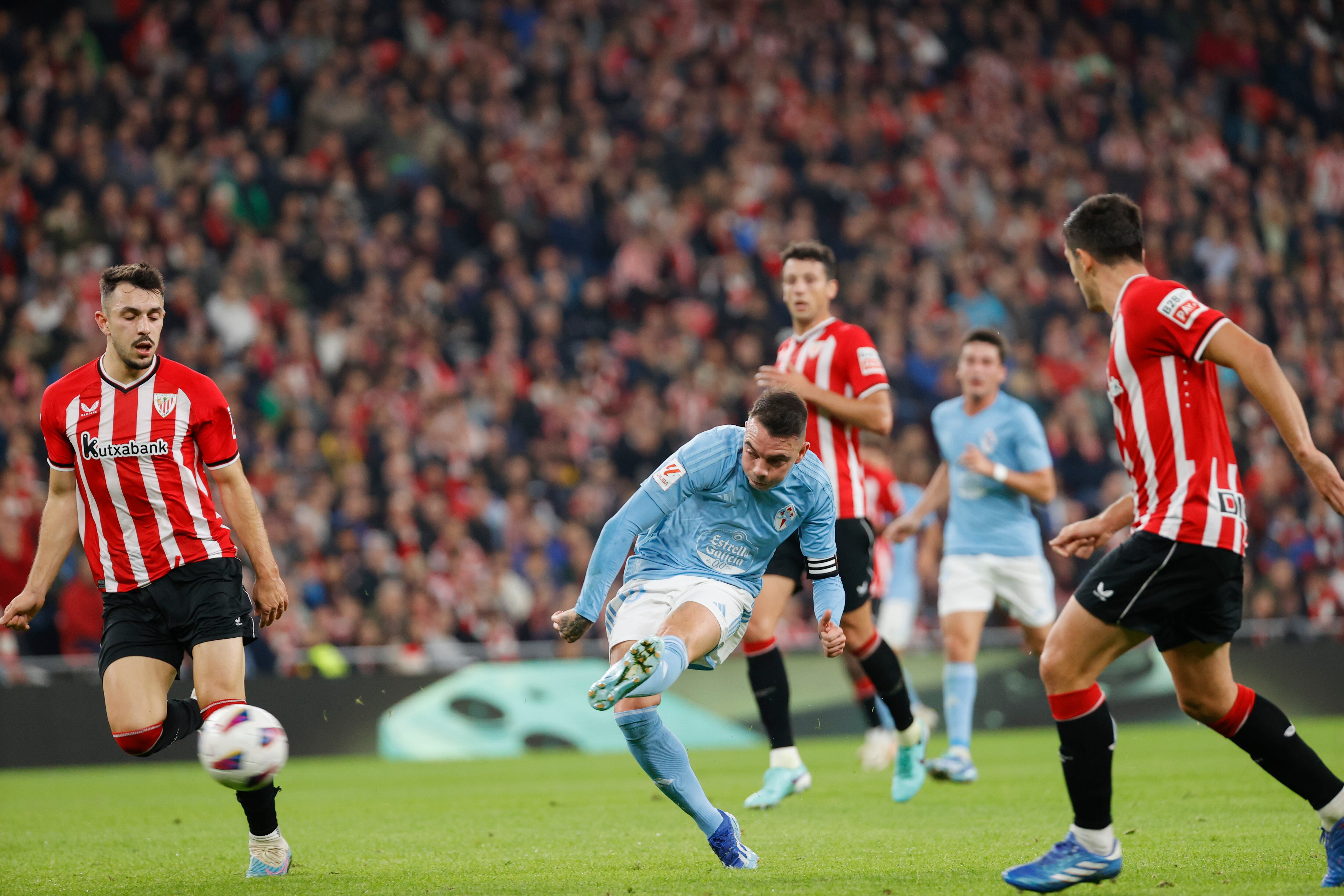 BILBAO (ESPAÑA), 10/11/2023.- El delantero del Celta de Vigo Iago Aspas (c) dispara el que será el primer gol de su equipo durante el partido correspondiente a la jornada 13 de LaLiga que Athletic Club y Celta de Vigo disputan este viernes en el Estadio de San Mamés. EFE/ Luis Tejido
