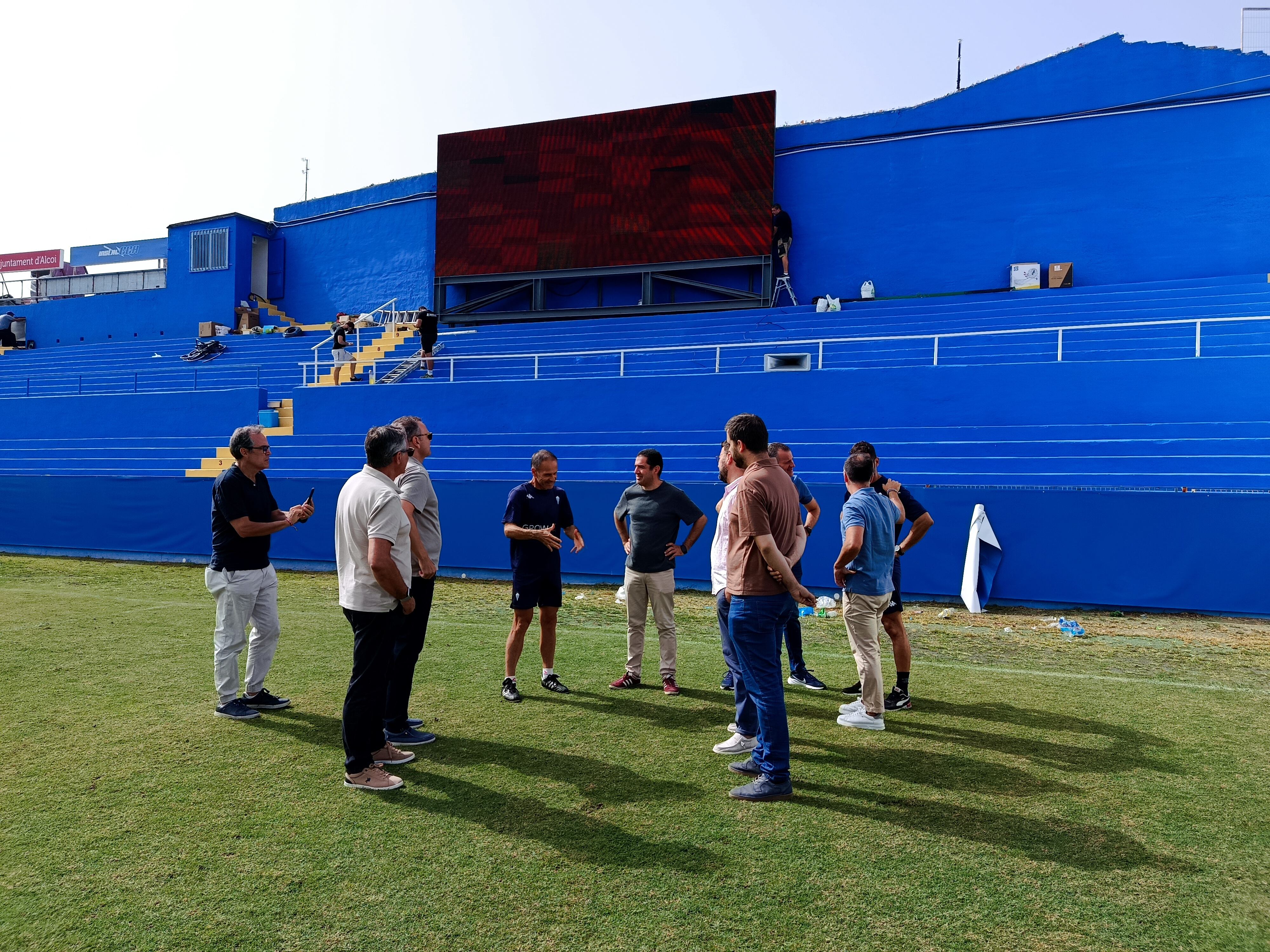 Alcalde y concejales visitan las mejoras del Collao Gestaser con la gran pantalla de fondo