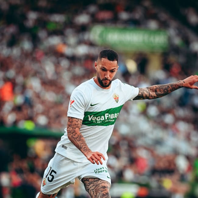 Tete Morente durante una jugada del Elche CF- Atlético de Madrid.