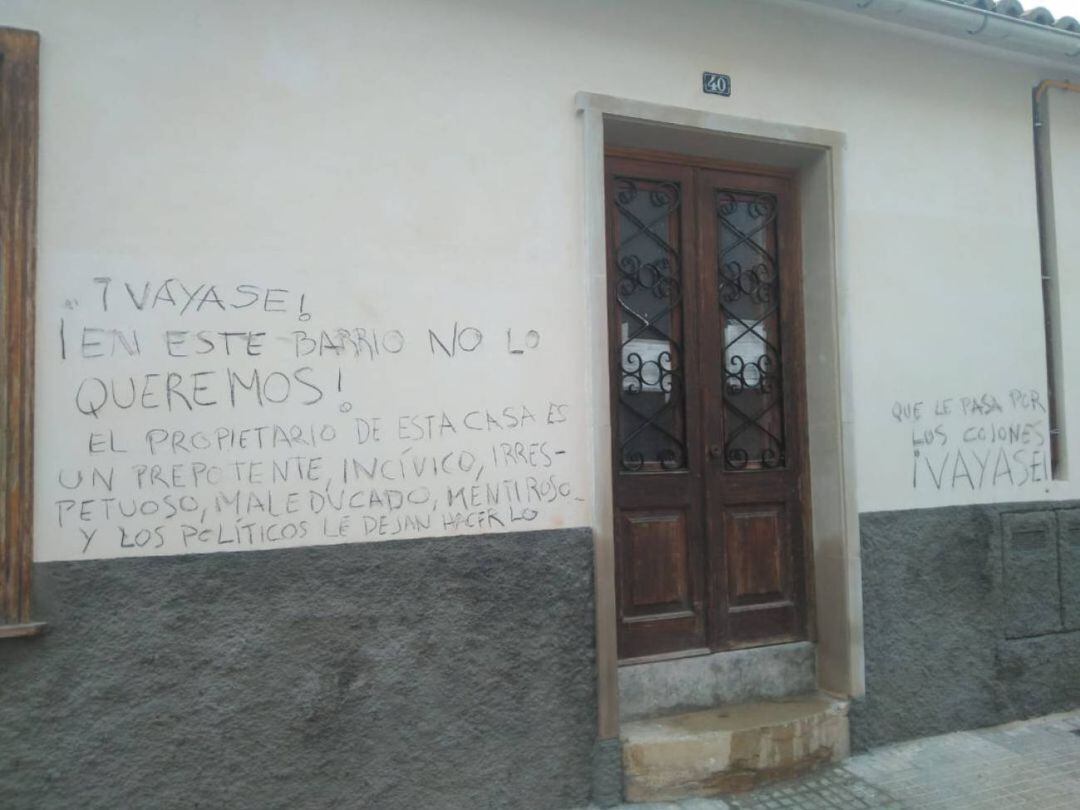 Pintada aparecida a principios de 2019 en la fachada del número 40 de la calle Alzina, vivienda propiedad de un noruego que ha adquirido varias casas en la barriada.