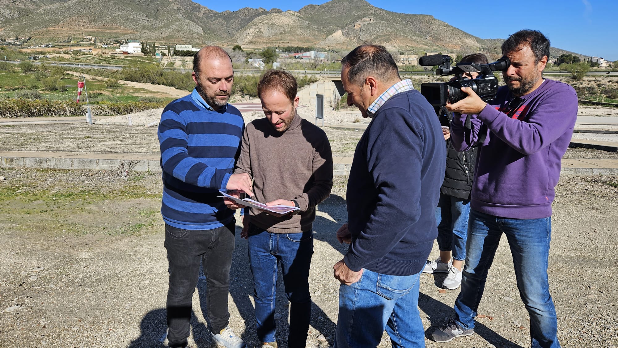 Erik Domínguez observa algunos de los planos del proyecto