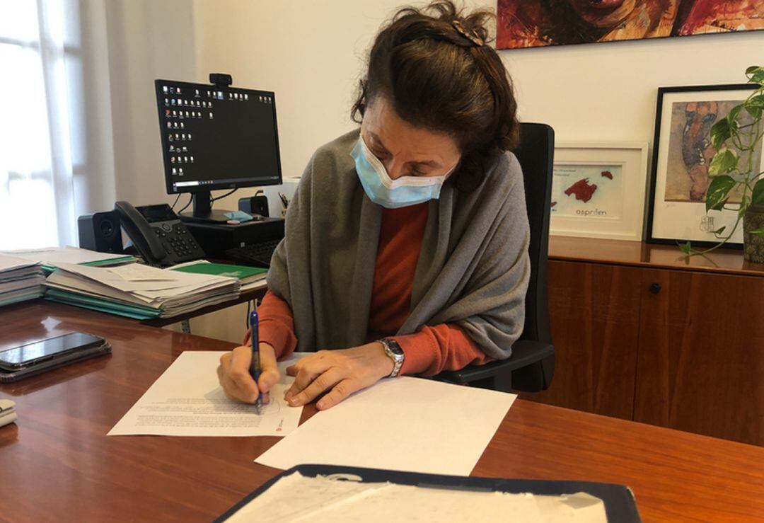 Fina Santiago, Consellera de Asuntos Sociales