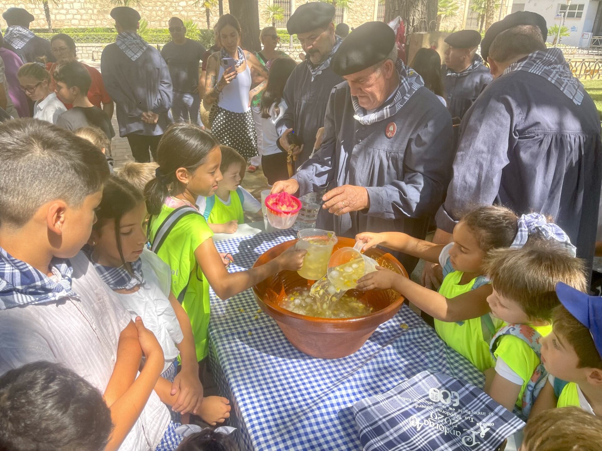 Un grupo de niños y niñas elaboran una limoná sin alcohol en los jardines del Prado