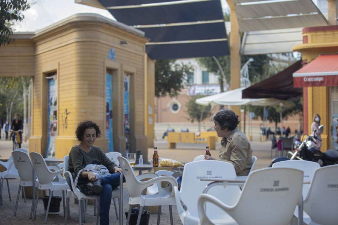 Dos mujeres en el velador de un bar de la Alameda