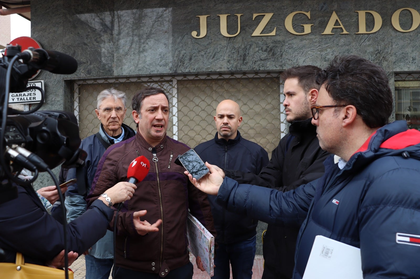 Carlos Serrano, coordinador provincial de IU Segovia, a las puertas del juzgado