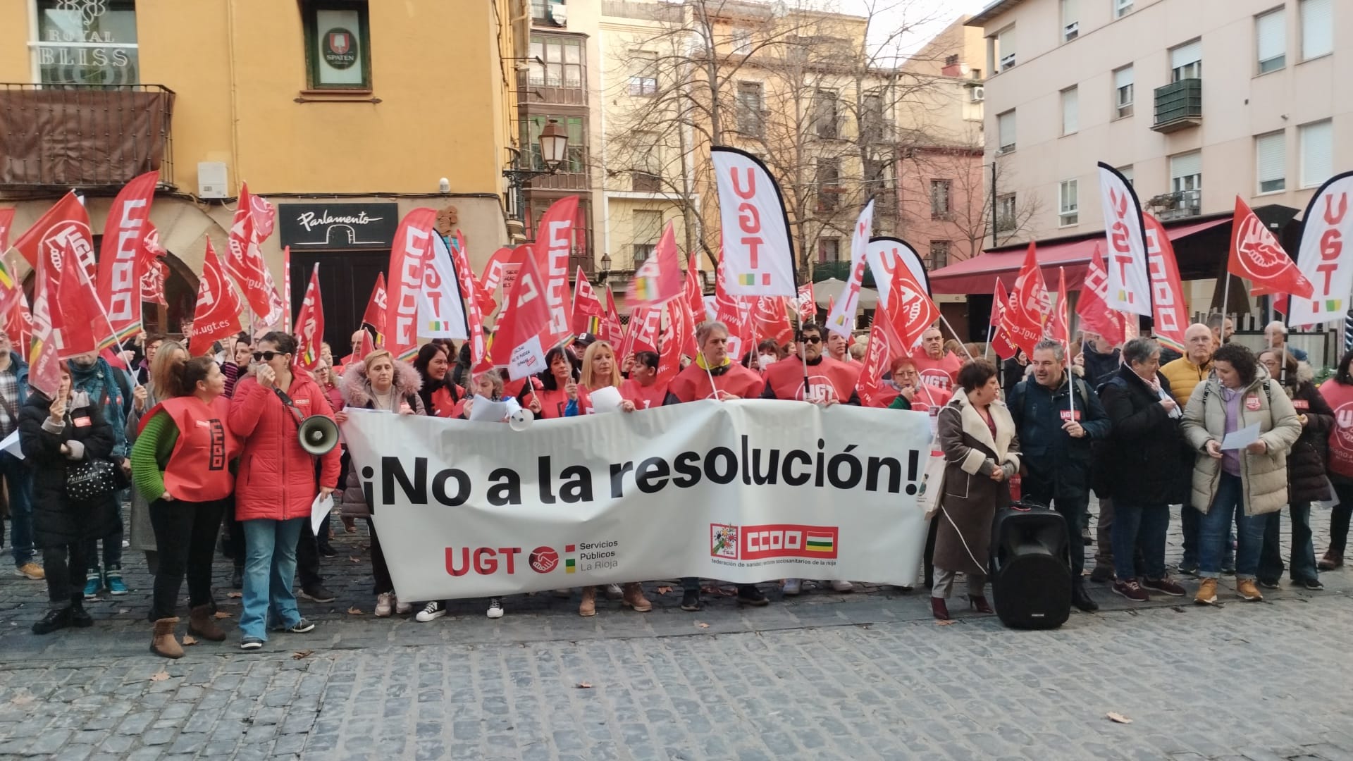 UGT y CCOO se han manifestado a las puertas del Parlamento de La Rioja ante la decisión del Gobierno regional de eliminar las multas a las empresas que incumplan las ratios de trabajadores en las residencias de mayores y centros de día.