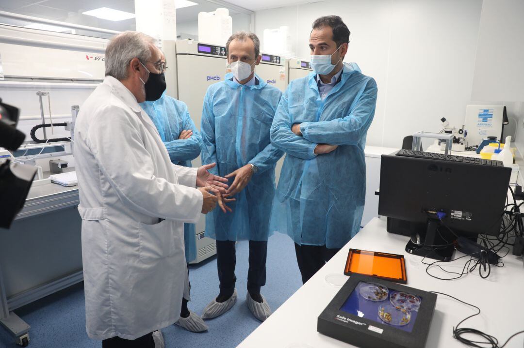 El vicepresidente de la Comunidad de Madrid, Ignacio Aguado (d), y el ministro de Ciencia e Innovación, Pedro Duque (2d), durante la visita a las instalaciones de una nueva factoría de la empresa ALGENEX dedicada a la producción de vacunas.