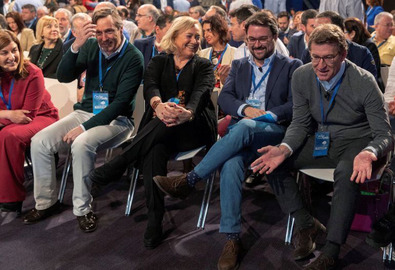 Los dirigentes populares Rafael Hernando, Mercedes Fernández, Asier Antona y Alberto Núñez Feijoo (izq. a dcha) durante la Convención Nacional del PP que se celebra hoy en Sevilla.