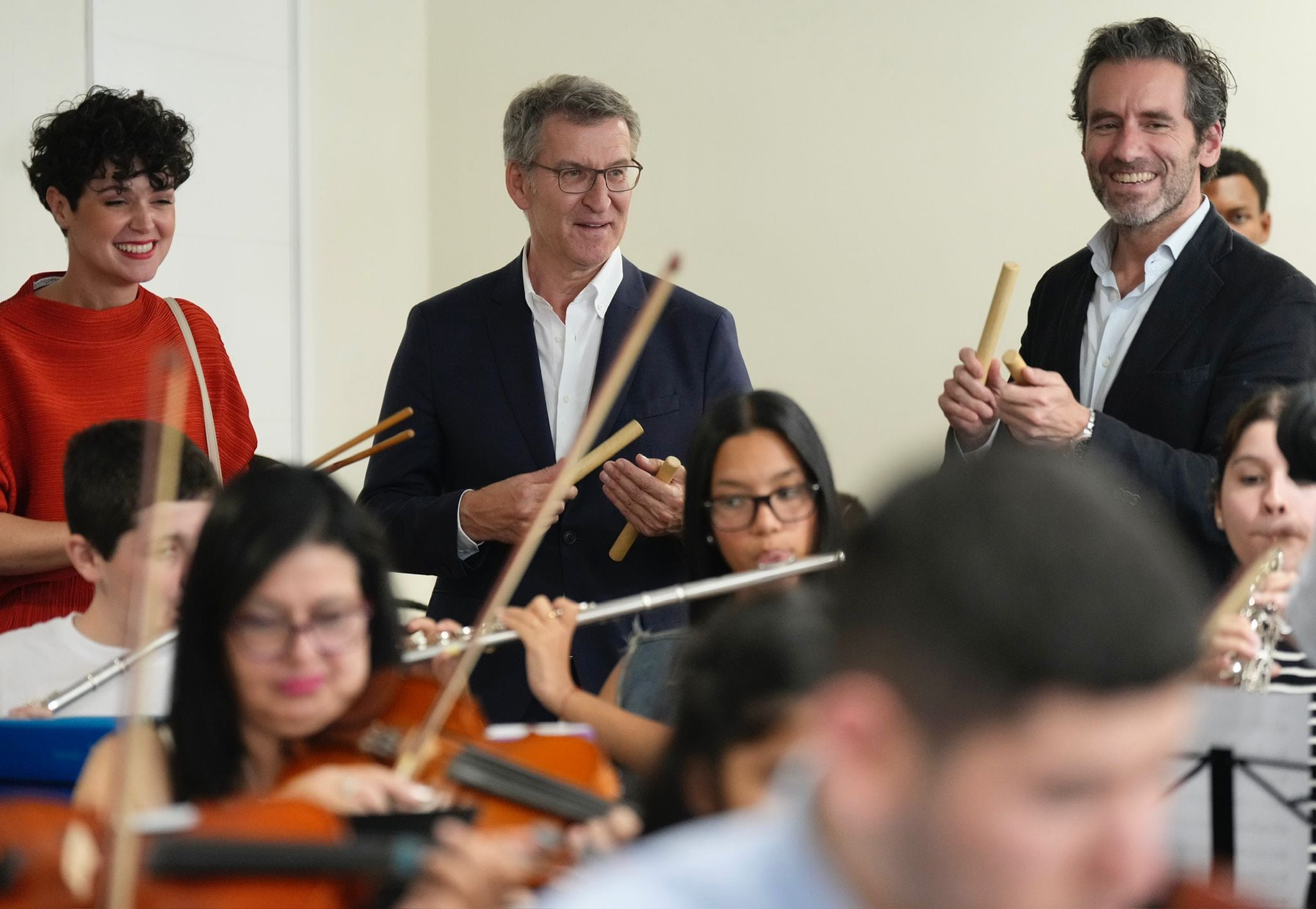 Alberto Núñez Feijóo y Borja Sémper, en su visita a Acción por la Música, mientras Ayuso recibe a Milei