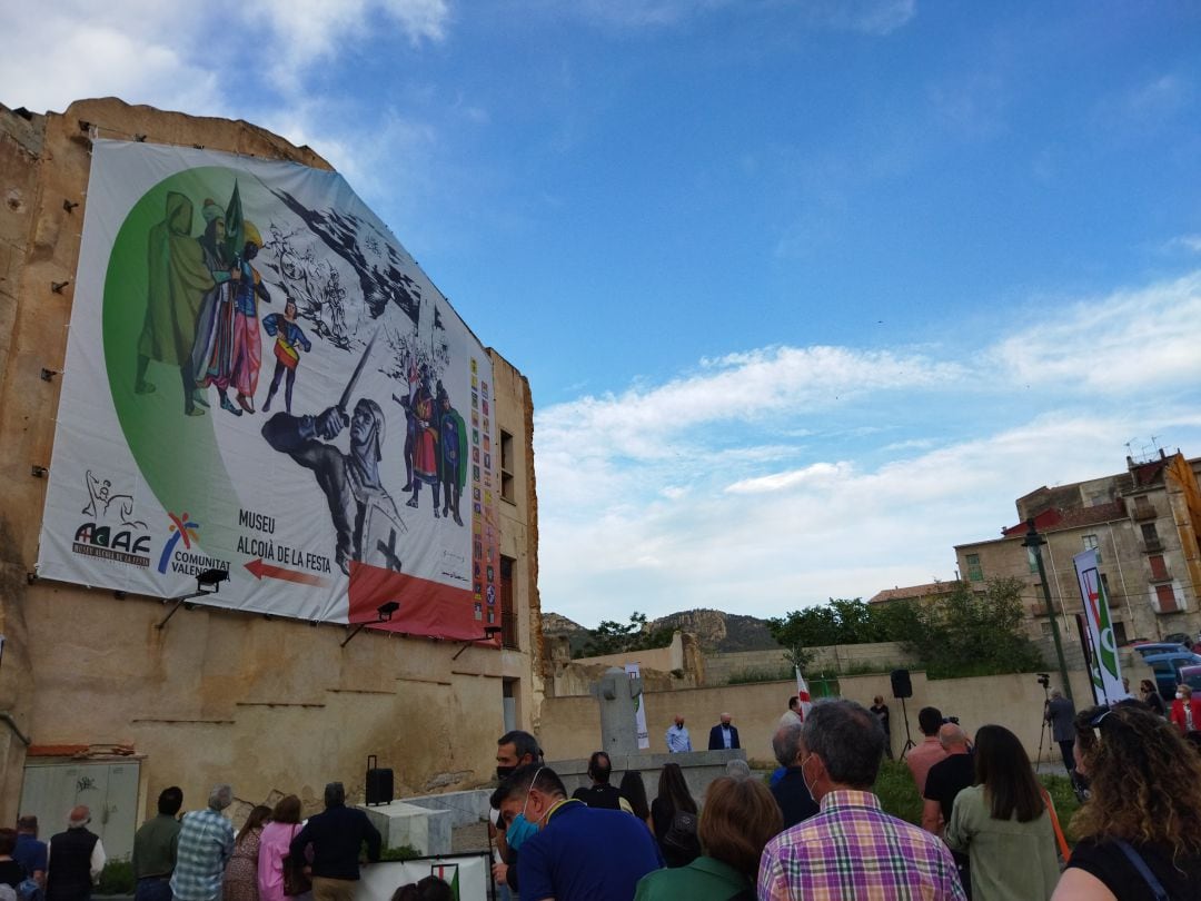 La nueva lona, compuesta por Mónica Jover inspirándose en diseños de Solbes y Guarinos, ya viste la fachada lateral del Museu Alcoià de la Festa.