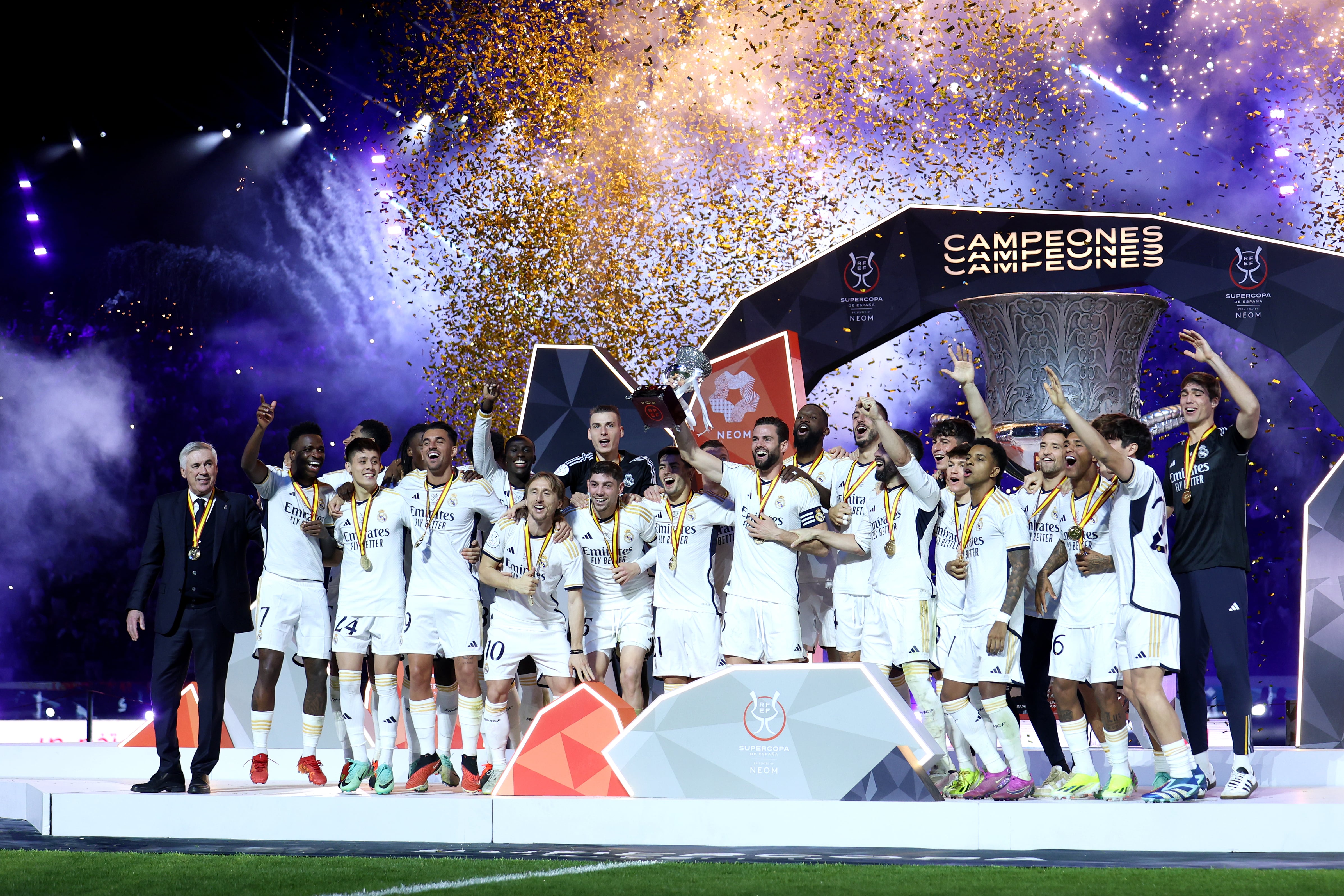 Nacho Fernandez levanta el trofeo de la Supercopa de España en Riad. (Photo by Yasser Bakhsh/Getty Images)