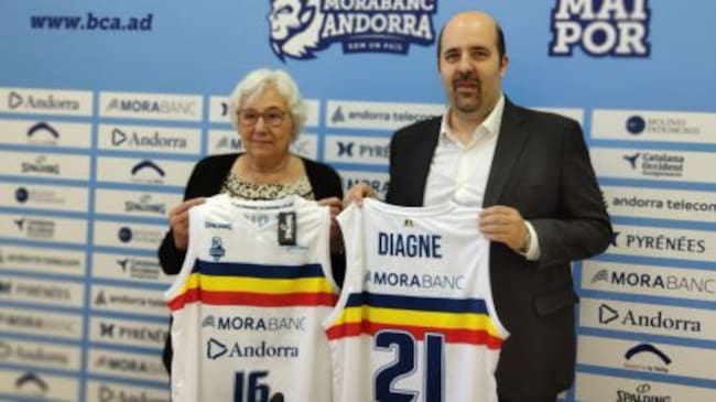 L'Elena durant l'acte de presentació de "Pioneres del bàsquet" amb el president del Morabanc Andorra.