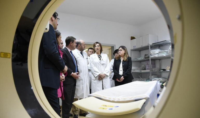 El presidente de Castilla La Mancha, Emiliano García Page durante la visita al nuevo TAC del Hospital General de Ciudad Real, junto a autoridades locales y provinciales.