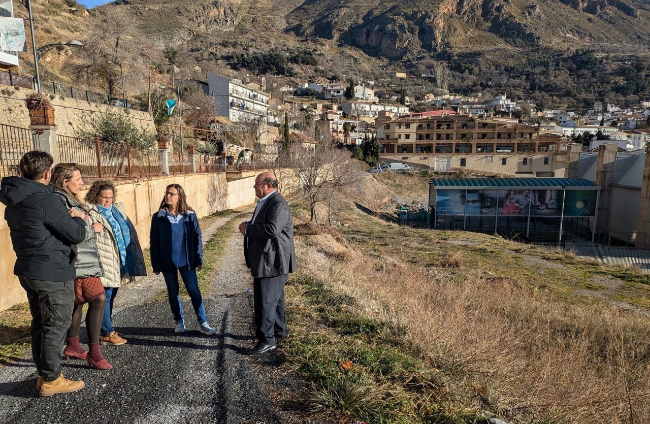 El alcalde de Güéjar Sierra (Granada), José Robles y miembros de su gobierno local visitan el solar de la futura piscina