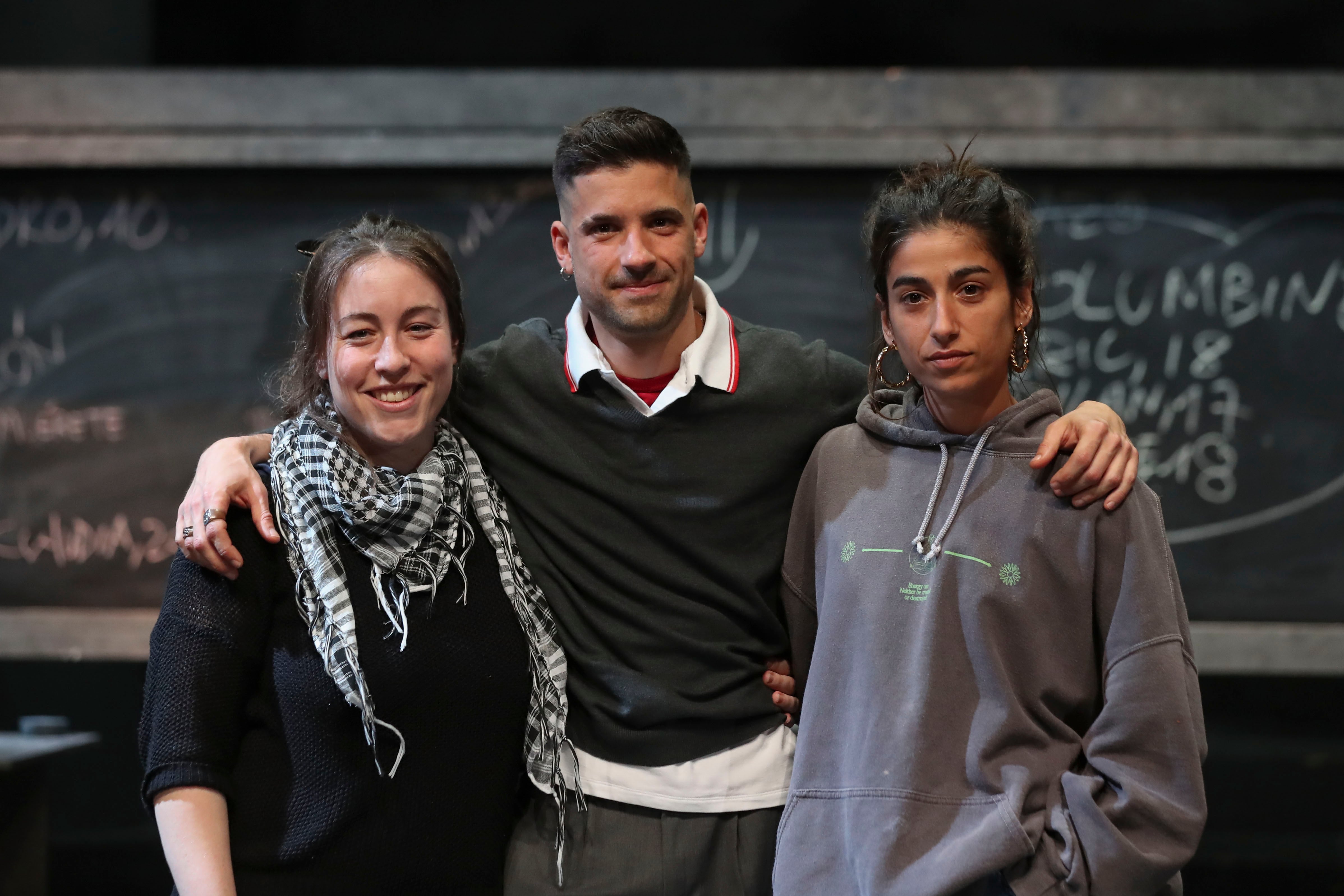 El actor Enrique Cervantes junto a las directoras Carolina Yuste y Sara Sierra tras el pase gráfico de &quot;No juegues con Carrie&quot;