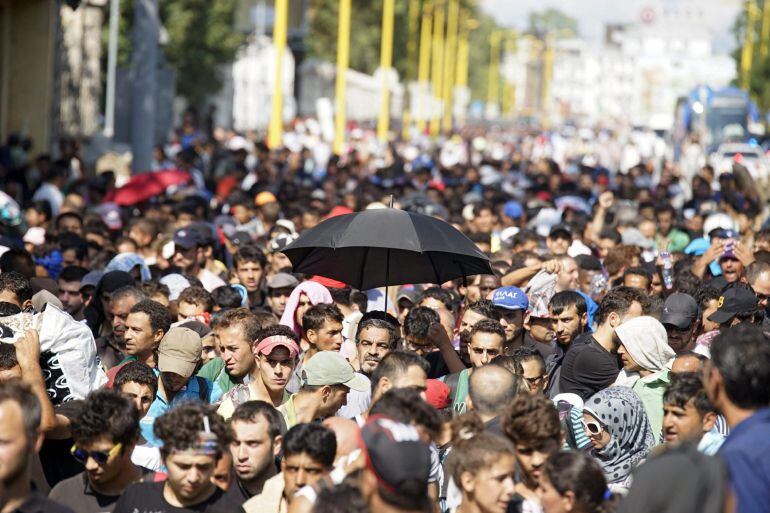 Refugiados abandonan la ciudad de Budapest en Hungría