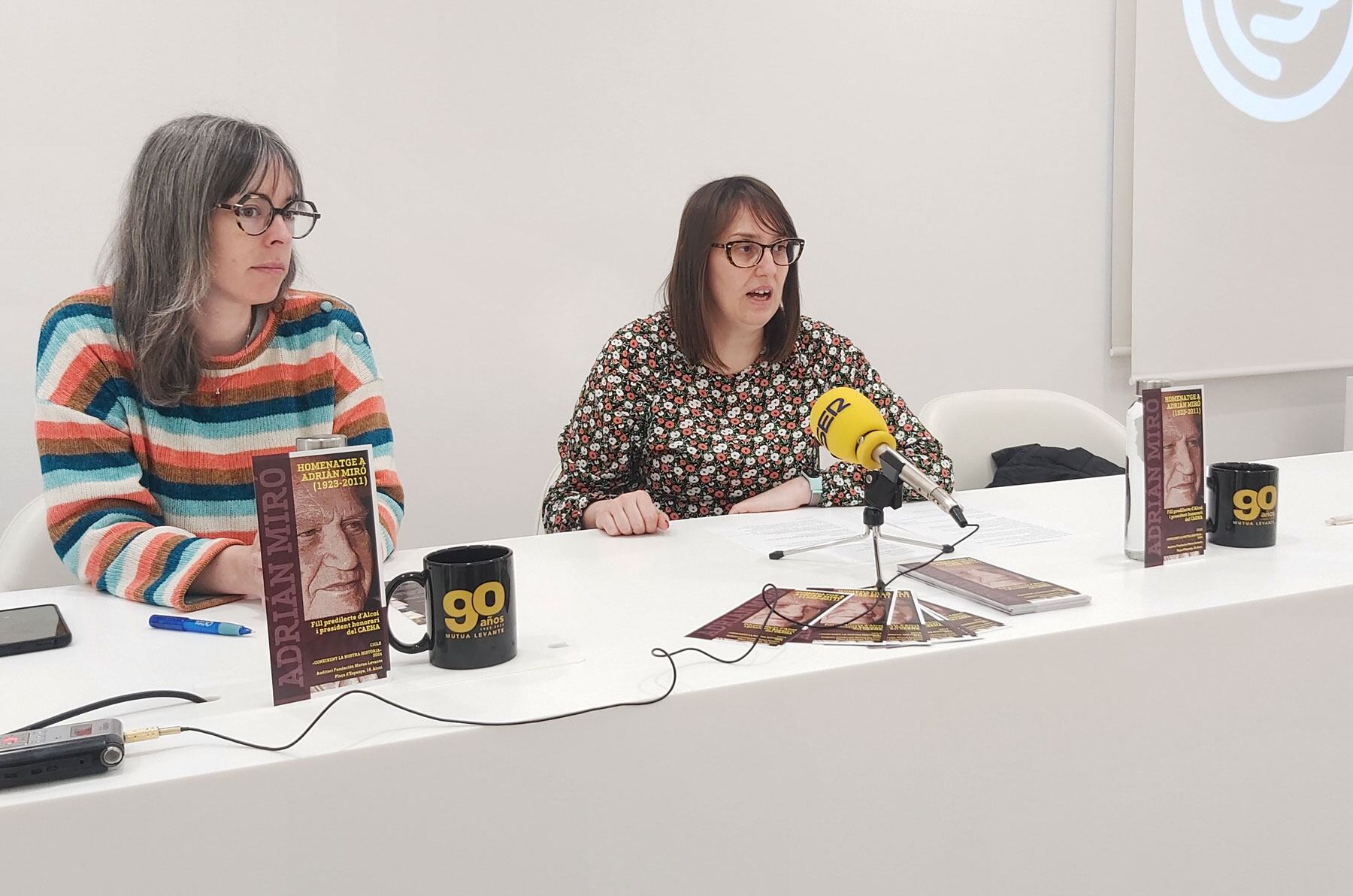Edurne Vaello y Elisa Beneyto, durante la presentación de estas actividades dedicadas a Adrián Miró en Fundación Mutua Levante