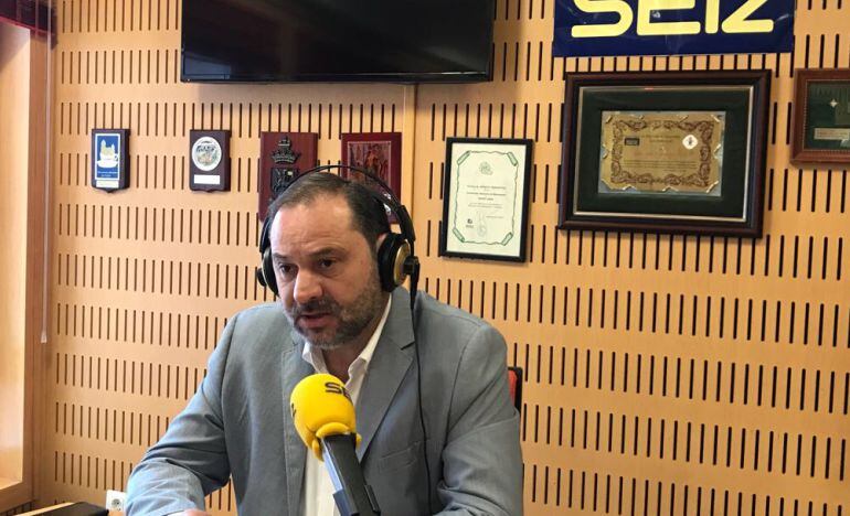 José Luis Ábalos en los estudios de Radio Cádiz durante la entrevista