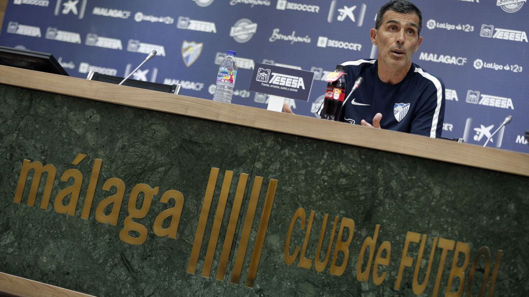 Juan Ramón Muñiz contesta una pregunta en la sala de prensa del estadio La Rosaleda